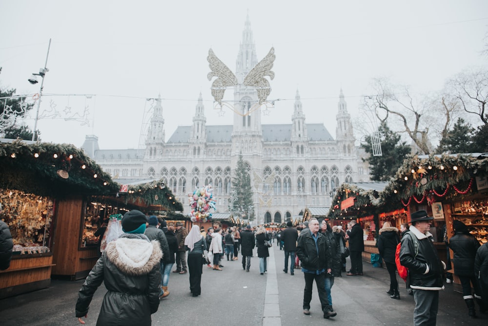 Menschen, die auf dem Markt spazieren gehen