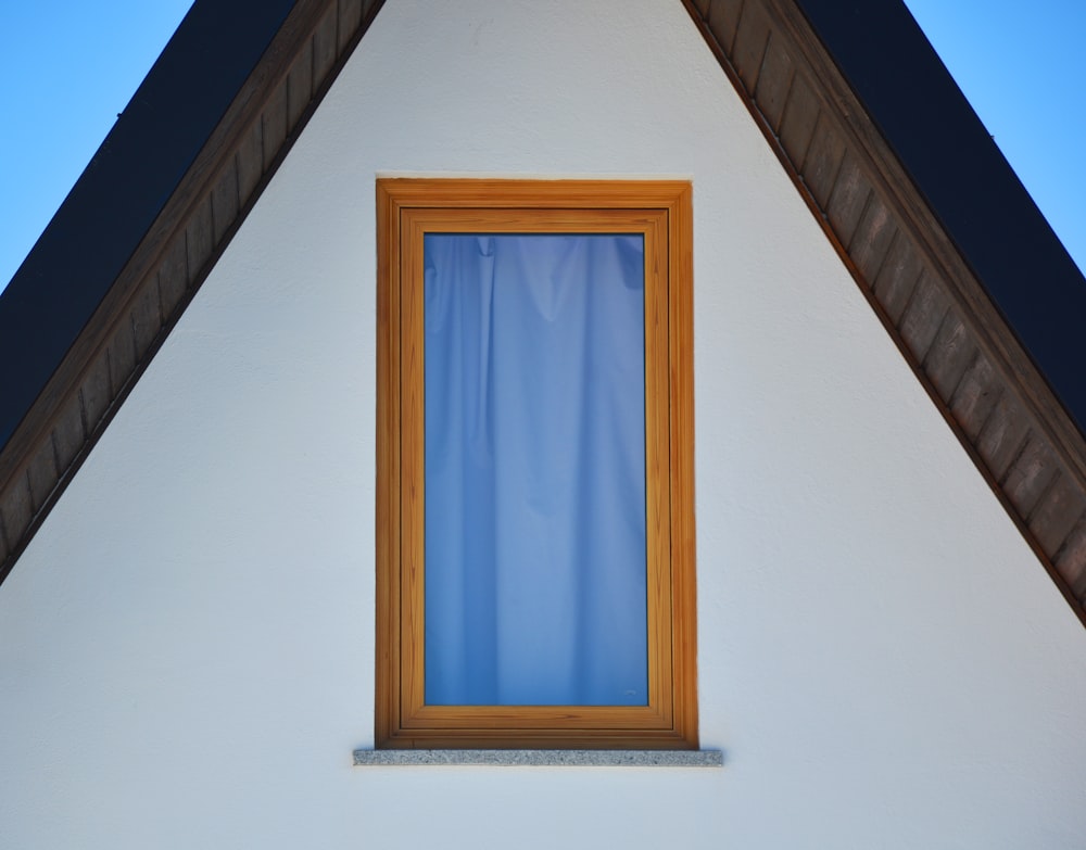 Ilustración de ventana de vidrio con marco marrón