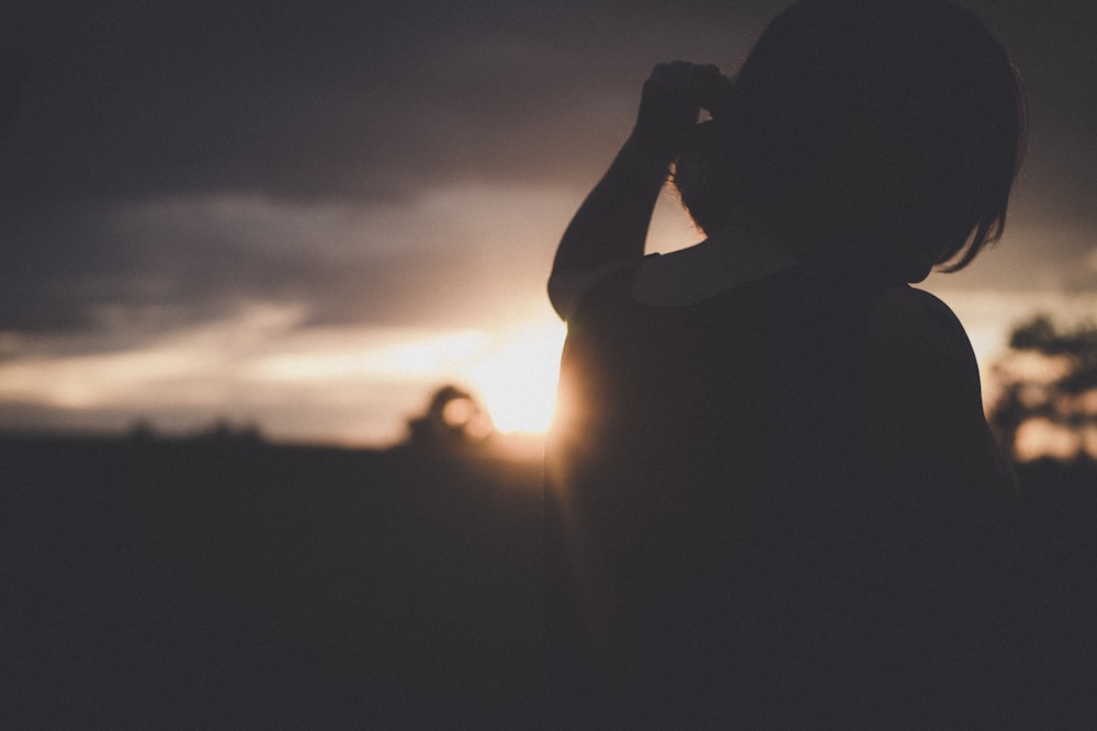 Silhouette einer Frau, die neben dem Bürgersteig steht