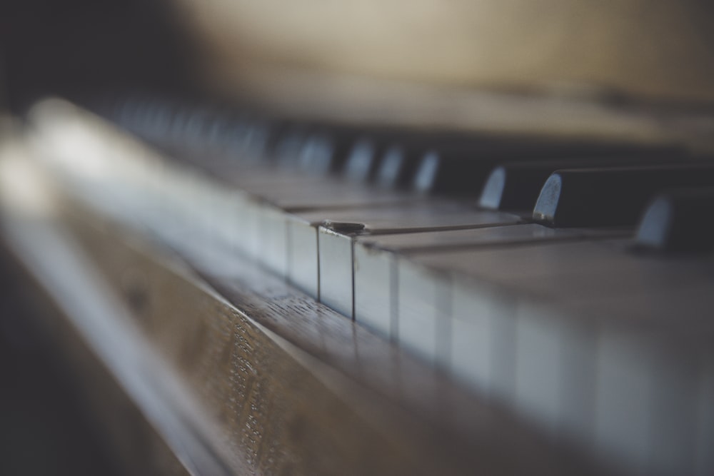 pianoforte con cornice in legno marrone