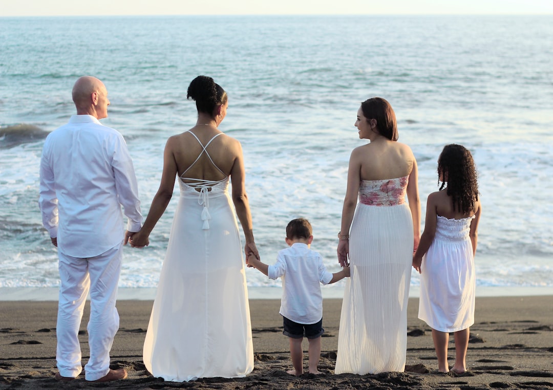 Family wedding. Свадебное платье на море. Родители на свадьбе одежда. Подружки невесты и жених. Маленькие жених и невеста дети.