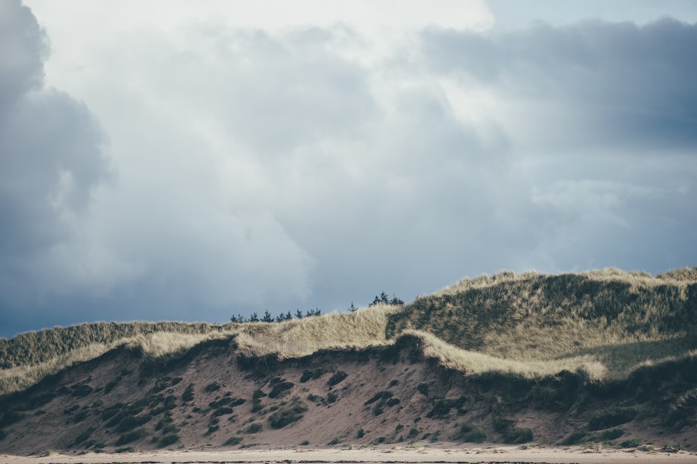 mountain under cloudy sky