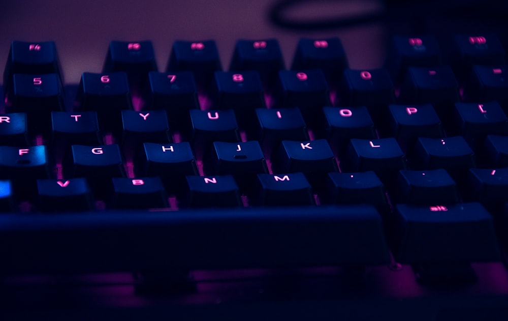 赤いライトでコンピューターのキーボードの焦点写真