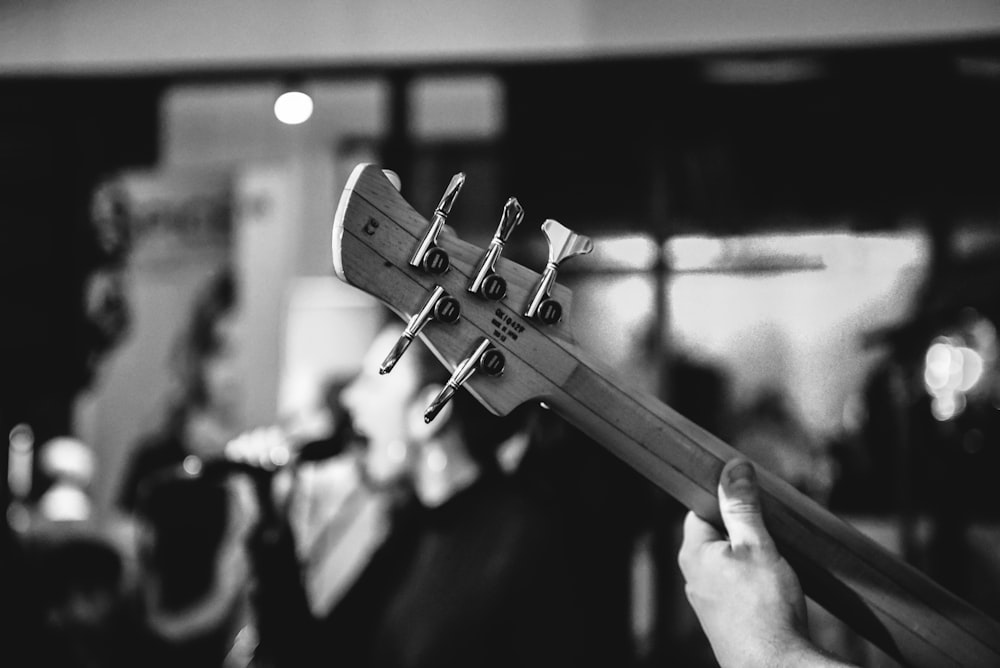 Foto en escala de grises de una persona tocando la guitarra