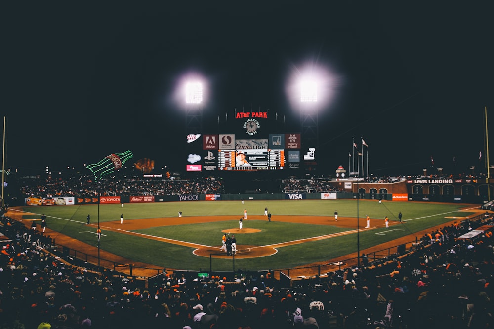 Jugador de béisbol en el campo de béisbol durante la noche