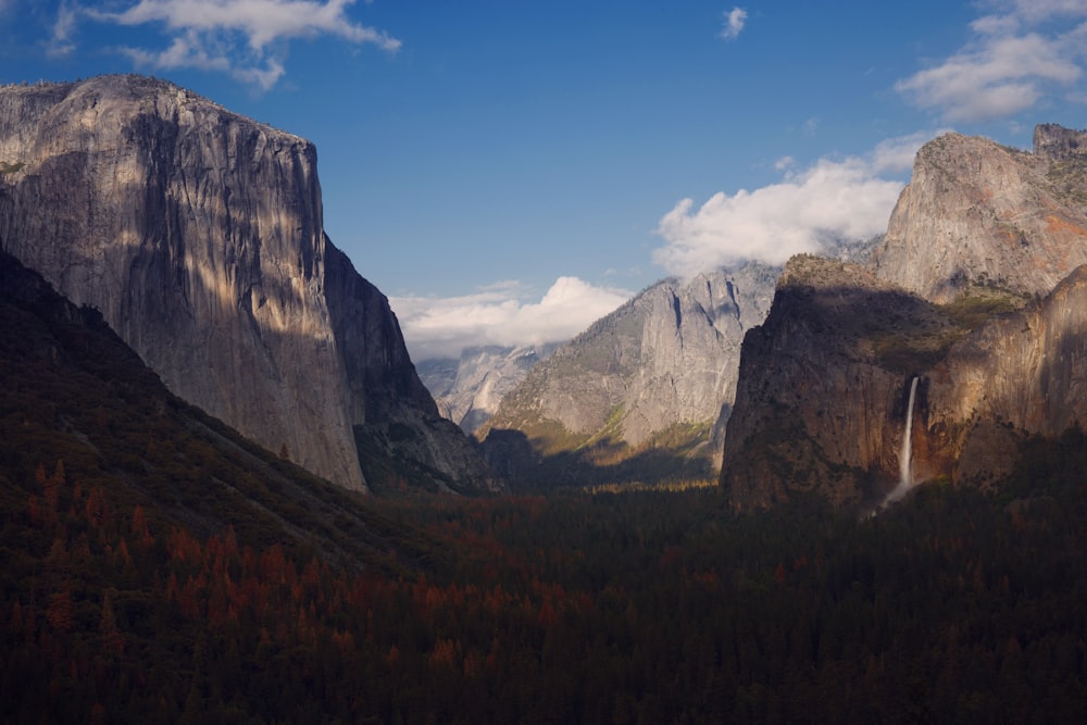 Wasserfall und Berg im Hintergrund