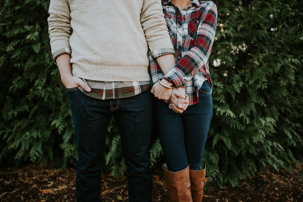 mujer sosteniendo la mano del hombre