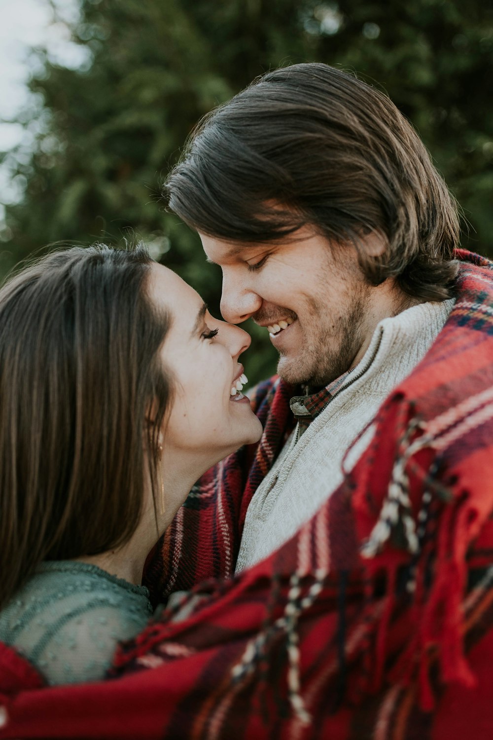 hombre y mujer riéndose el uno del otro