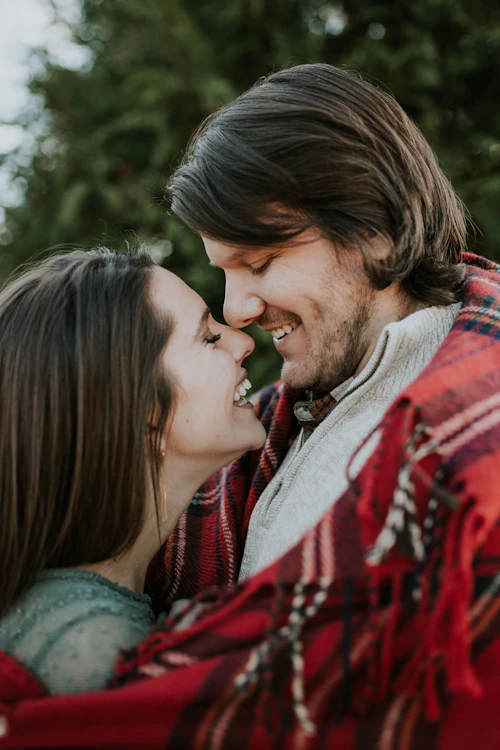 casual dating Luxembourg – couple laughing together outdoors