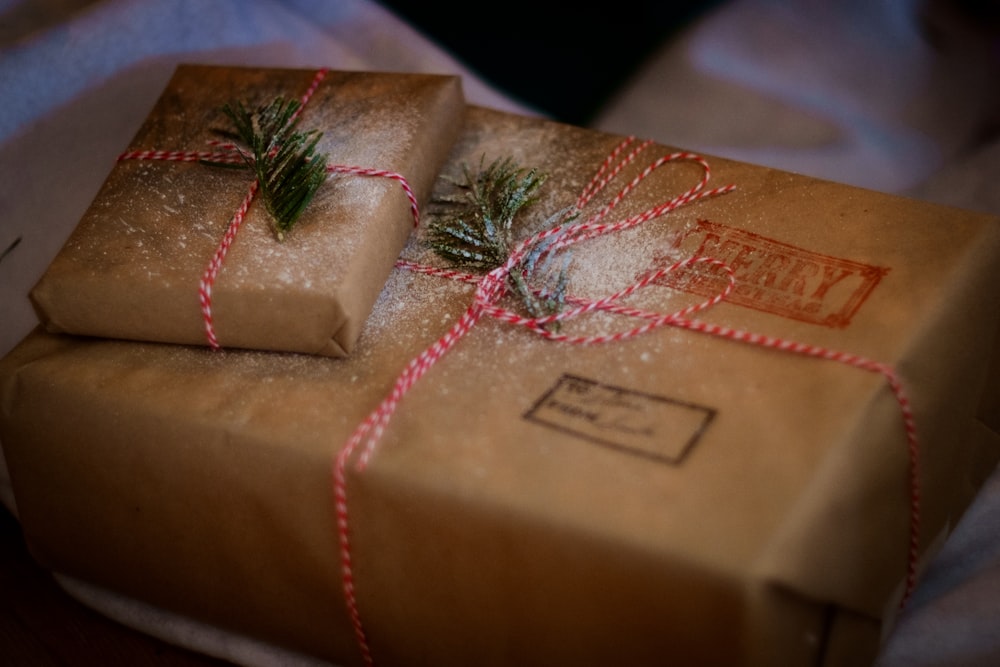 Caja de regalo marrón