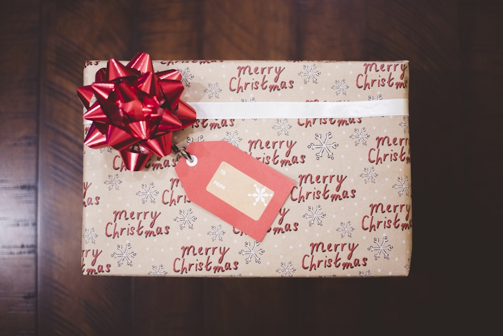 Cinta roja en la caja de regalo