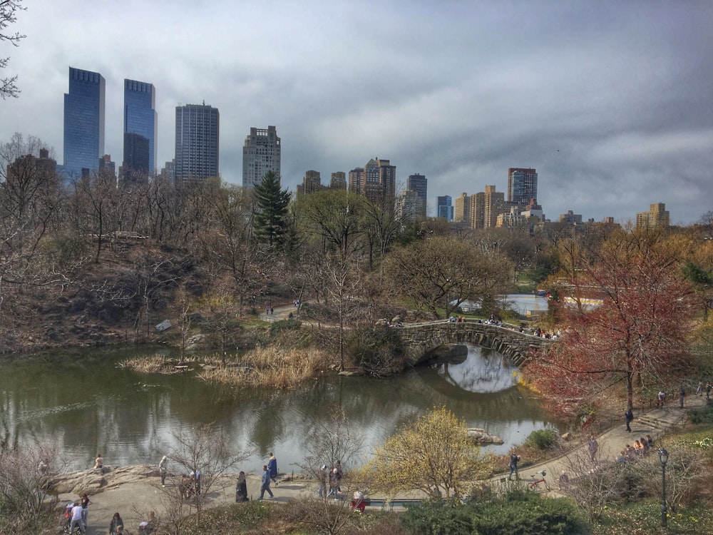 Gente al lado del río cerca de los edificios