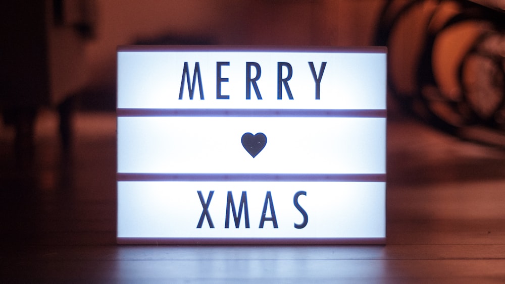 Foto mit flachem Fokus von Merry Xmas LED-Beschilderung