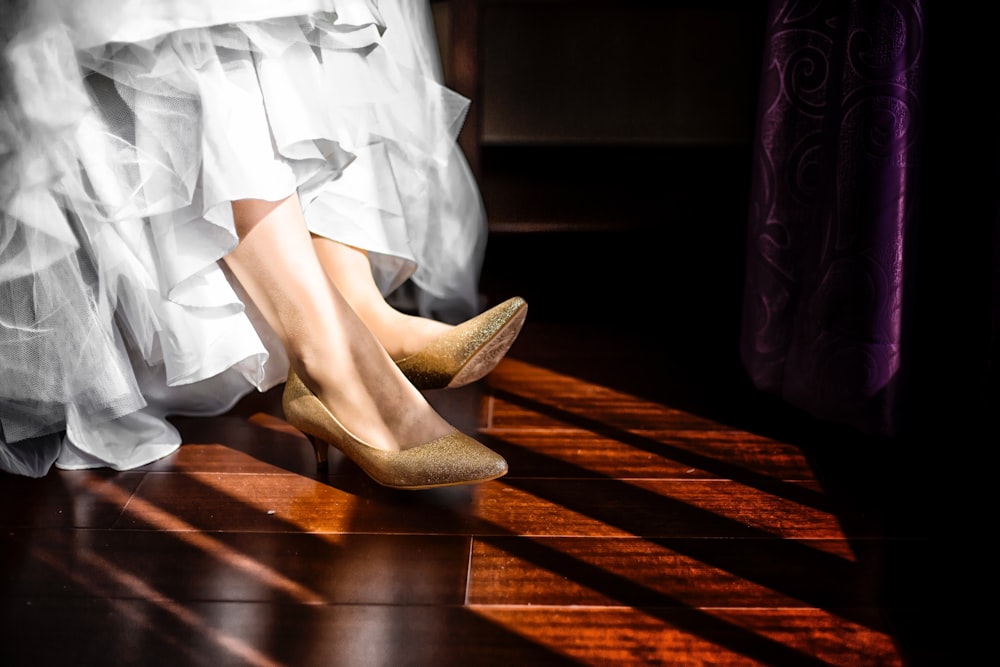 woman in pair brown pointed-toed pumps