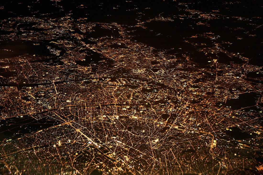 Malha de luzes de uma cidade à noite.