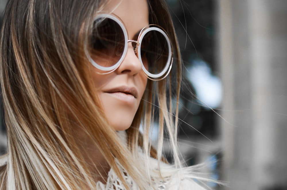 mujer con gafas de sol