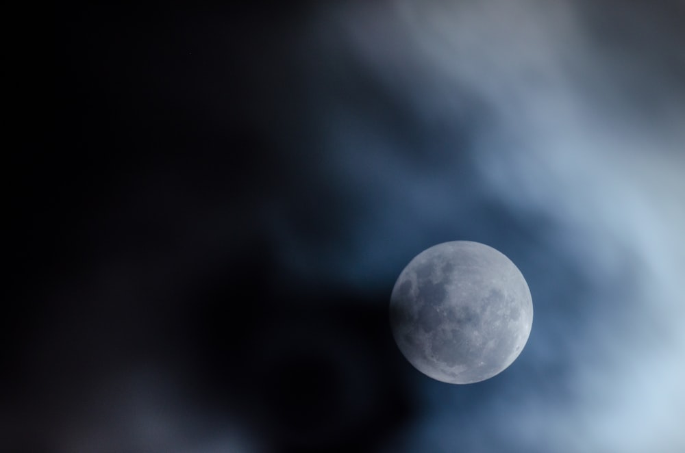 foto da lua e nuvens