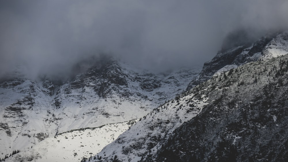 Photographie aérienne du brouillard recouvrant le sommet d’une montagne