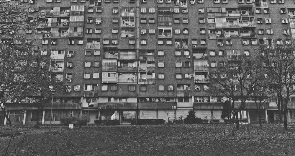 foto in scala di grigi dell'edificio