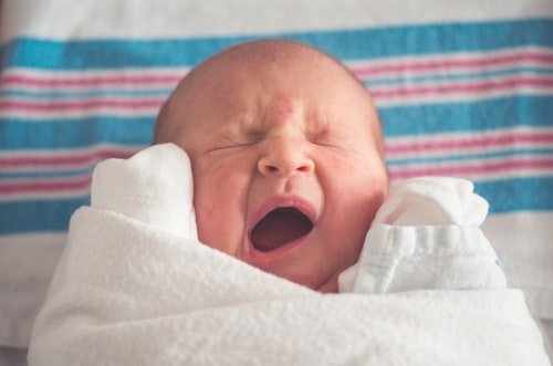 Tiny newborn baby overleefbaar week 24 mais groot couveuse