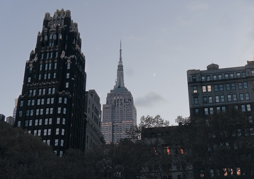 a view of a very tall building in the city