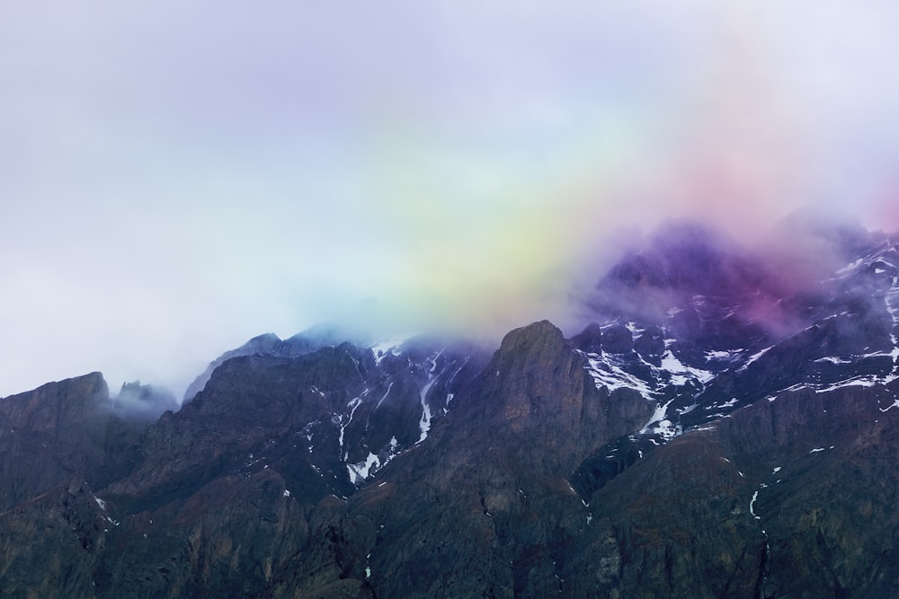 Berg mit Nebel bedeckt