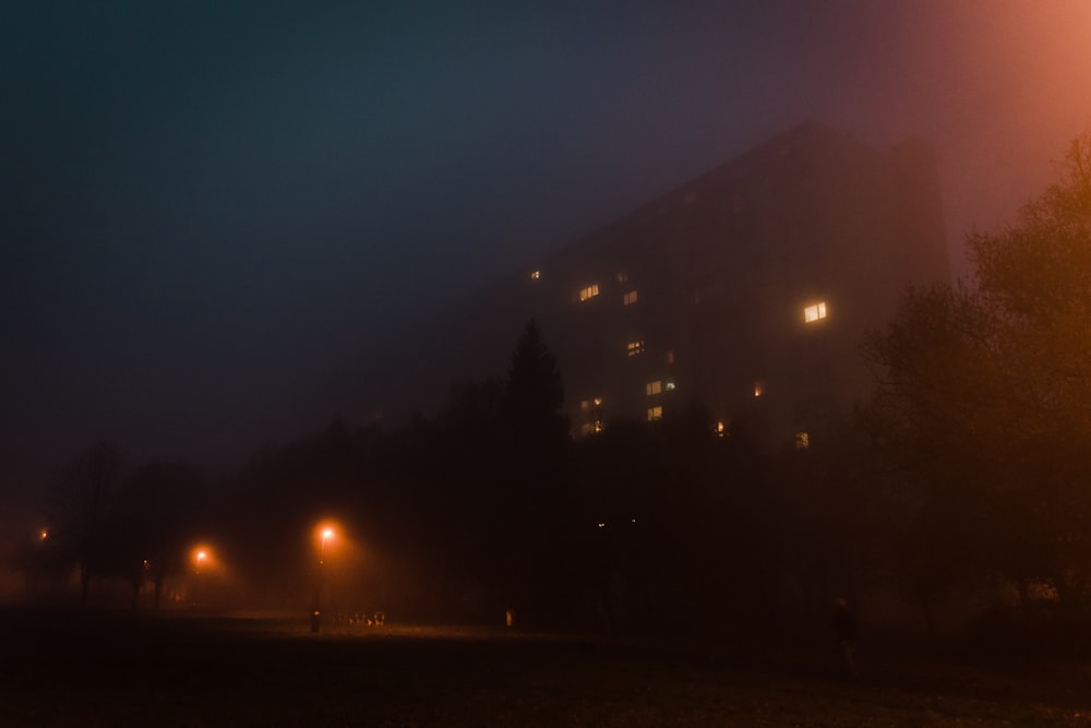 霧の深い夜の大きな建物。