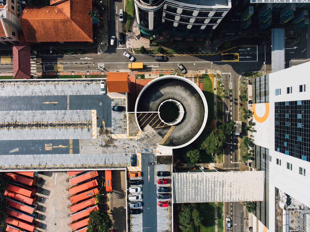 fotografia aérea de edifício de concreto cinza redondo durante o dia