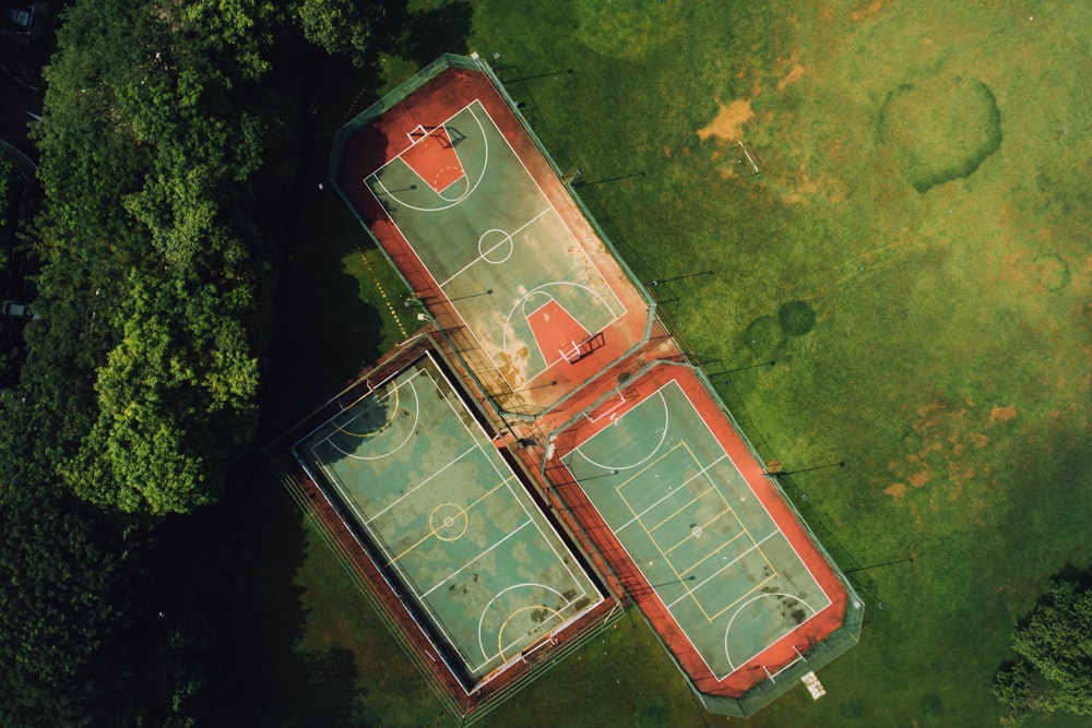 Foto aérea de tres canchas de baloncesto