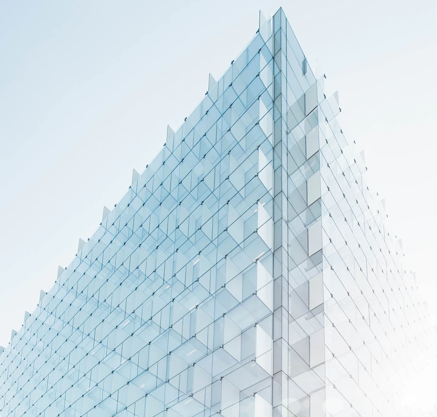 Bâtiment tertiaire moderne à façade vitrée — illustration du parc immobilier accompagné par GTB Solutions