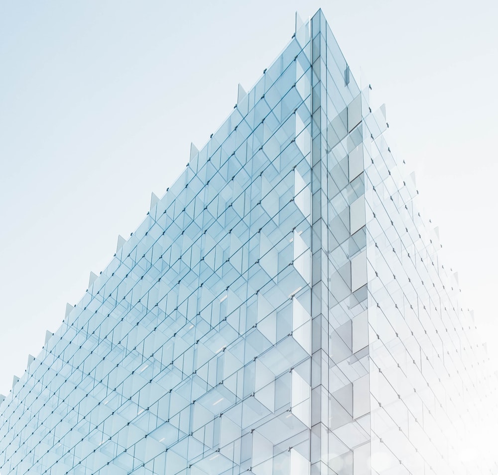 edificio de cristal bajo un cielo azul claro