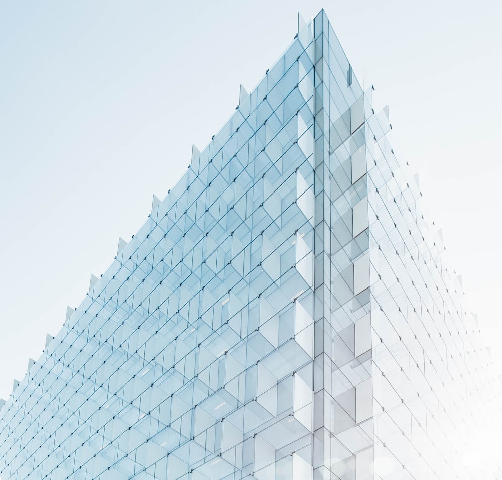 Bâtiment en verre sous un ciel bleu clair