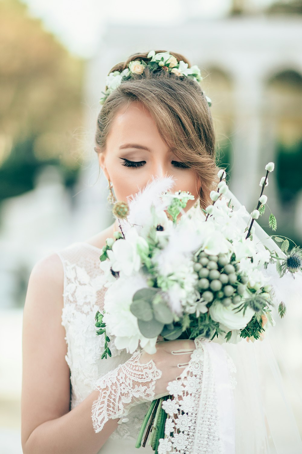 Braut riecht an den Blumen