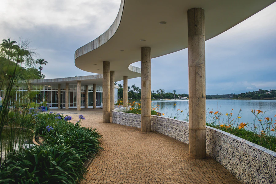 Arquitetura e jardins à margem da Lagoa da Pampulha em Belo Horizonte