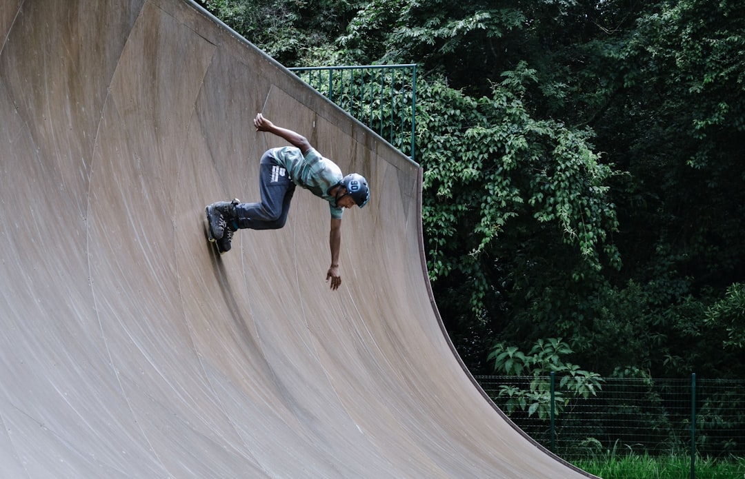 man doing inline skates during daytime