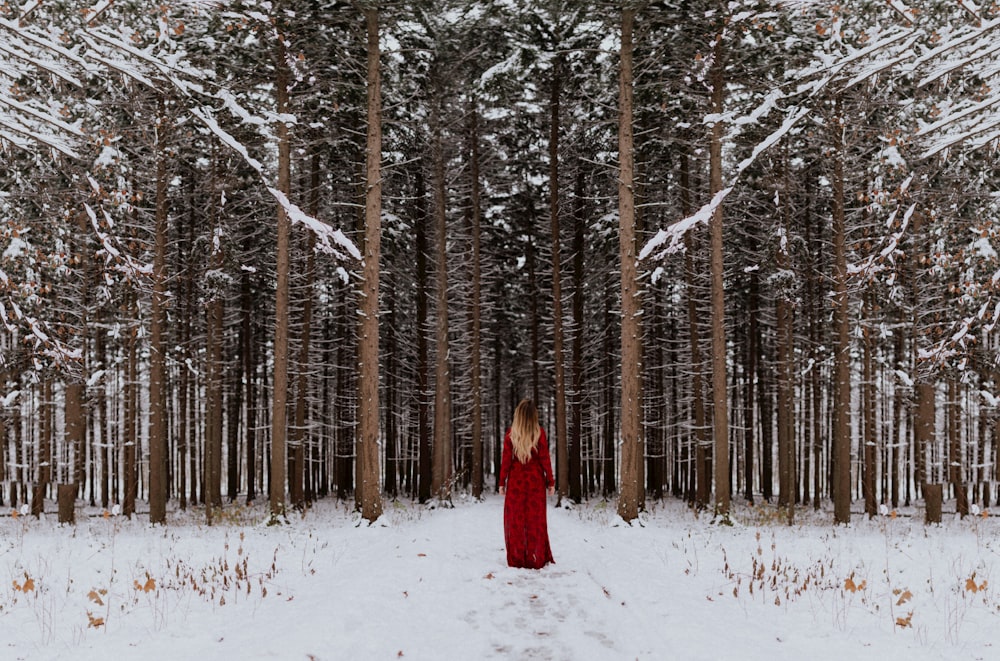 donna in piedi davanti alla foresta