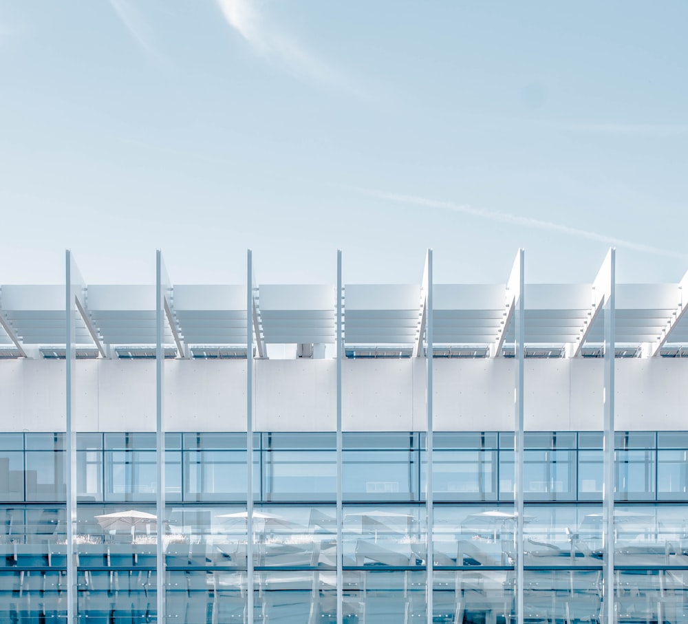 Edificio in vetro bianco e trasparente