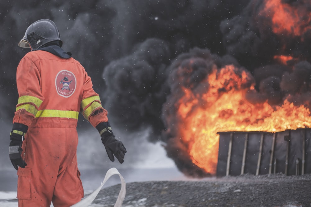 vigile del fuoco che indossa la tuta antincendio