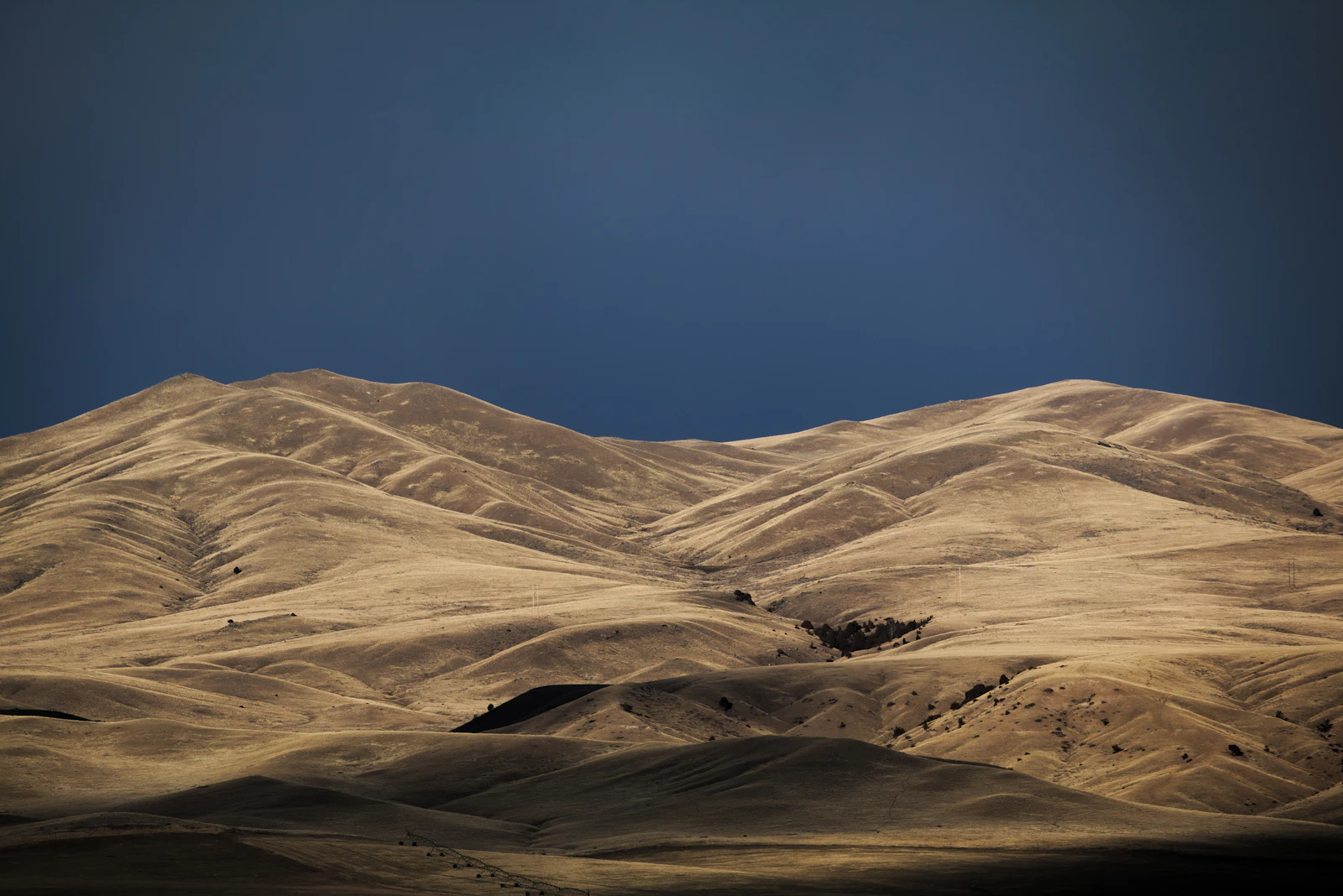 Horizon de colline désertique — lecture du terrain paysager
