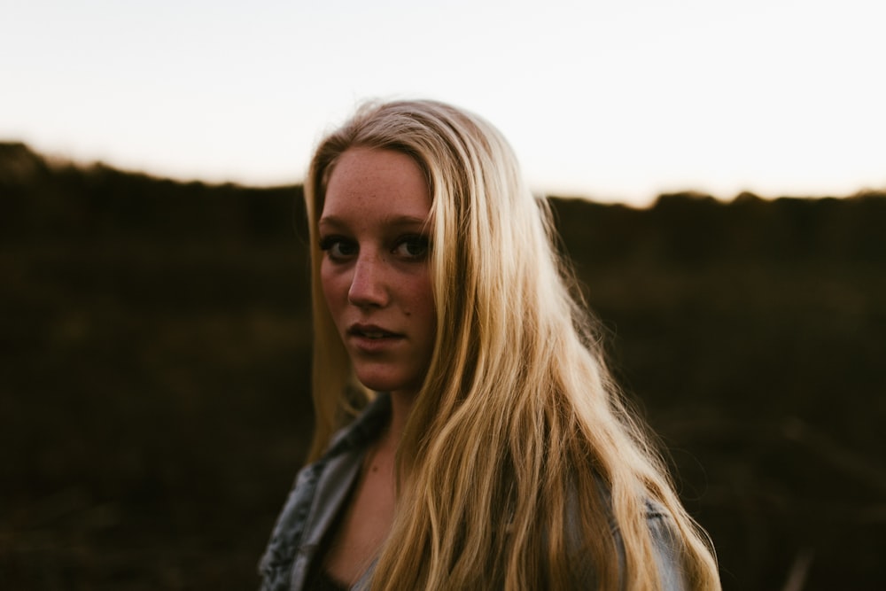 shallow focus photo of woman