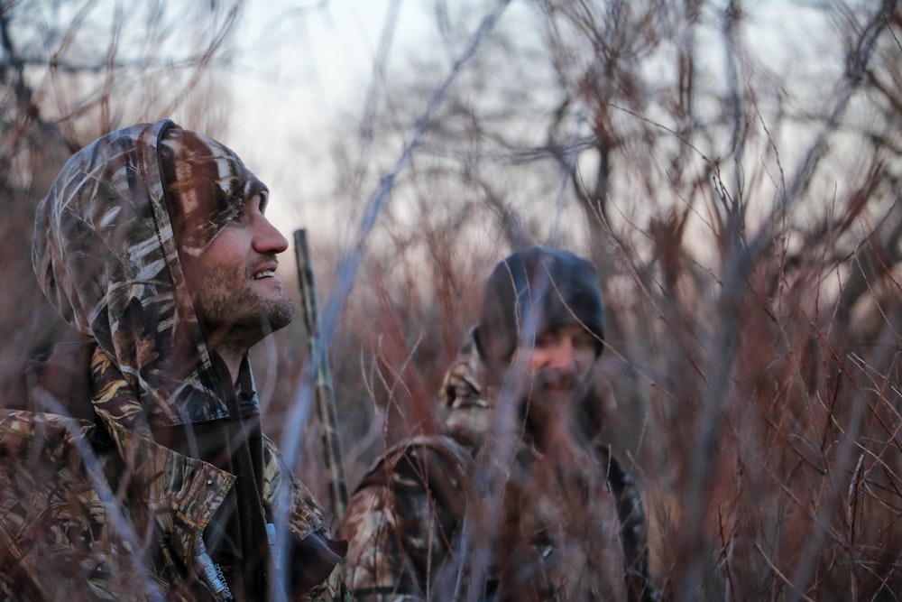 Deux hommes à l’intérieur de la forêt