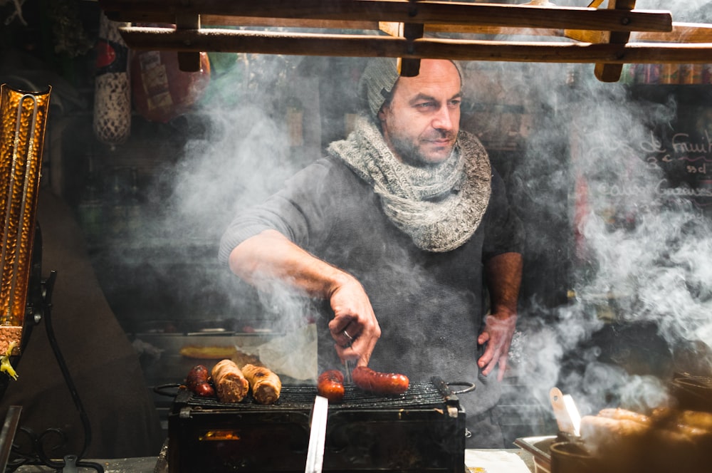 Mann grillte einen Hotdog