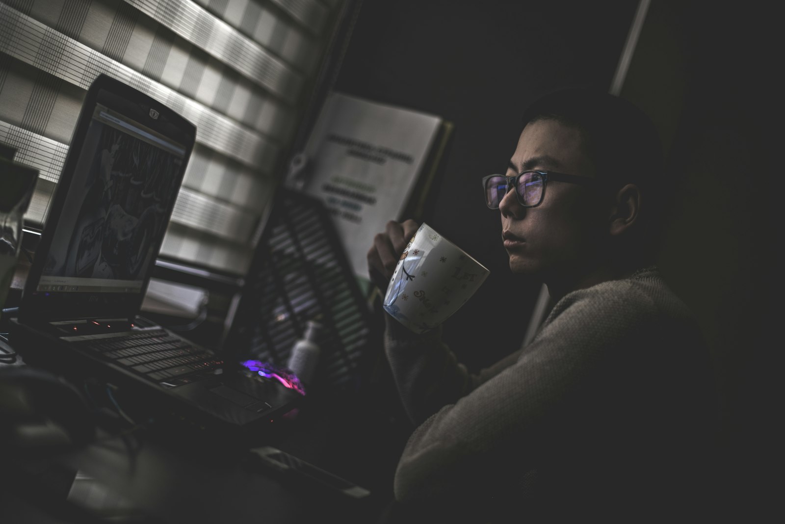 Nikon D600 + Nikon AF-S Nikkor 50mm F1.4G sample photo. Man holding mug in photography