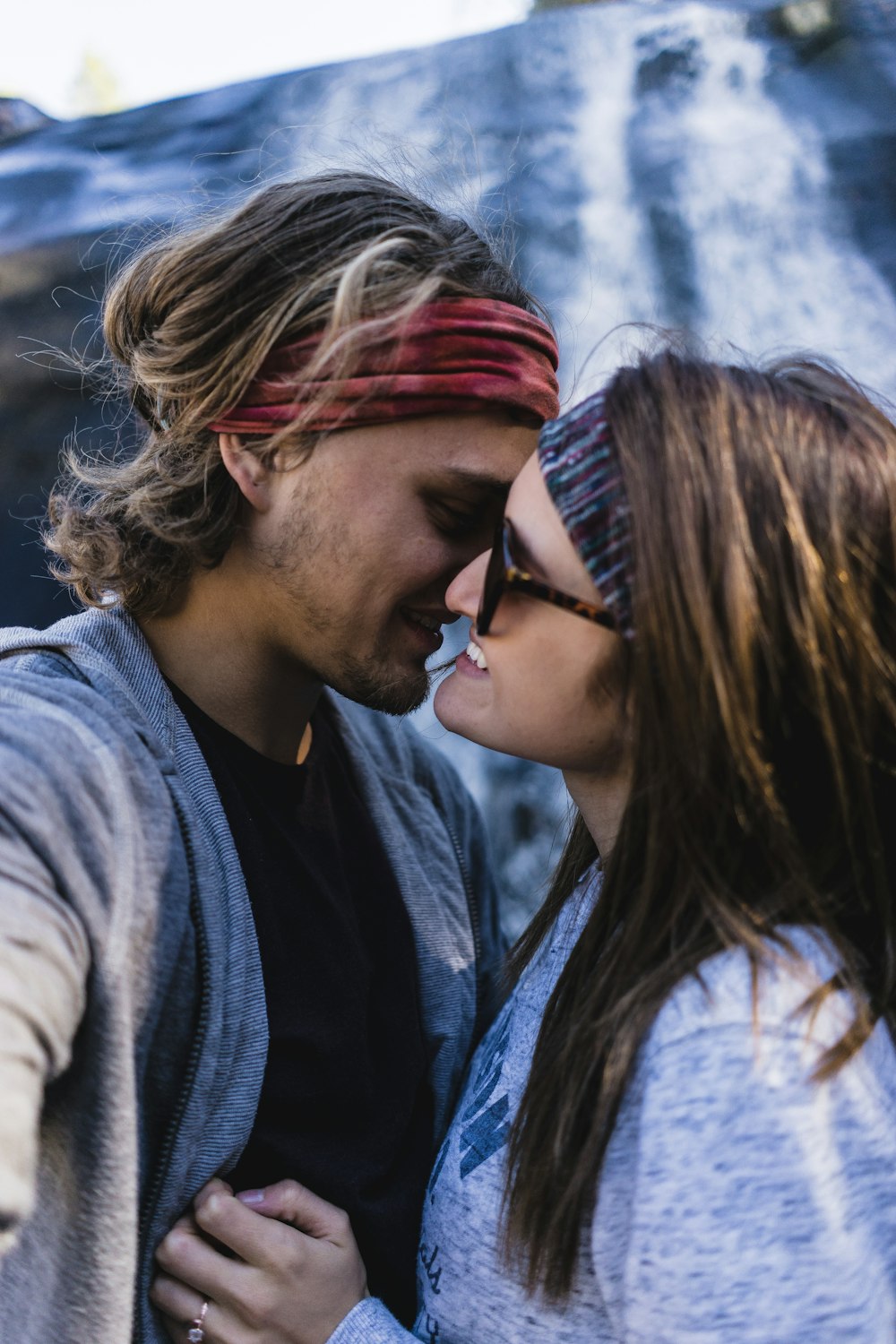 Homem e mulher prestes a se beijar