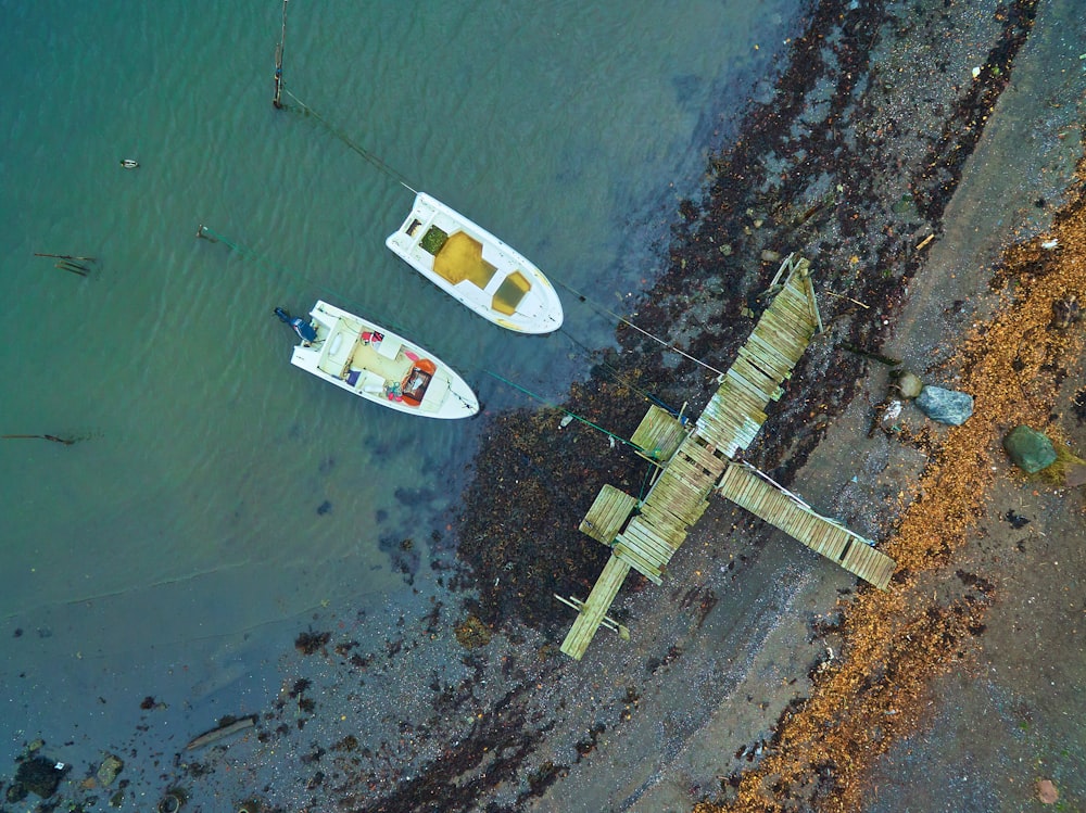 Veduta aerea di due barche bianche sullo specchio d'acqua