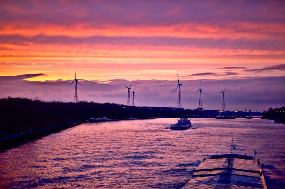 Barco en el río durante la puesta de sol