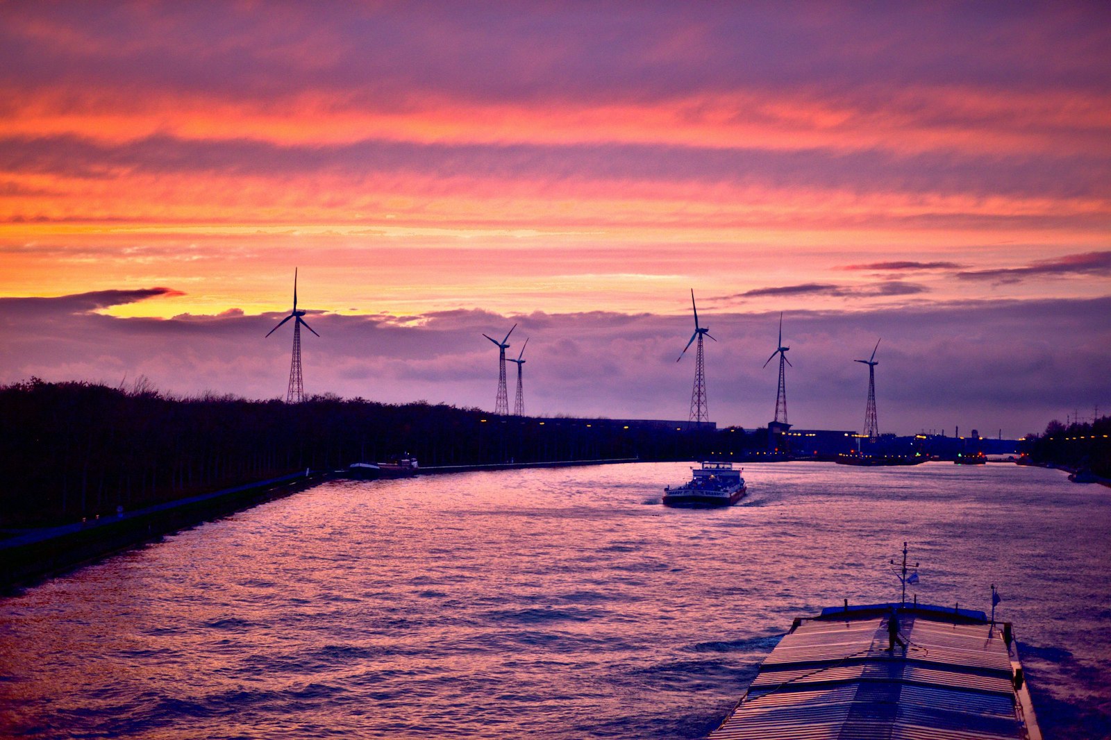 Canon EOS 5D Mark II + Canon EF 85mm F1.8 USM sample photo. Boat on river during photography