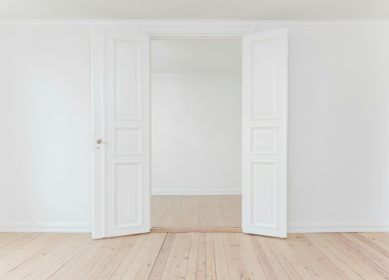 blank canvas hallway panelling DIY