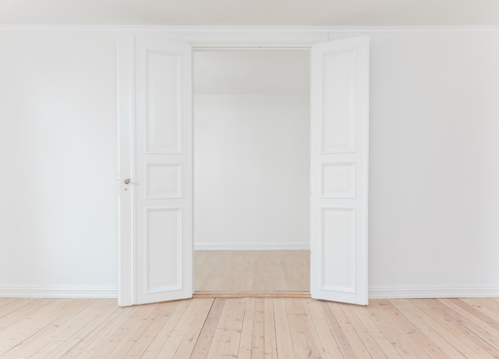 Photographie minimaliste de porte ouverte