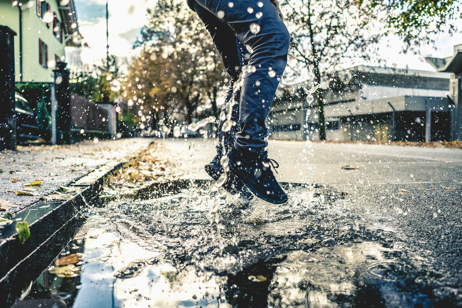 Sony a7 II + Sony FE 28mm F2 sample photo. Person making splash on photography